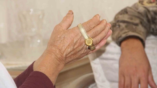 Vicdansızlar çalmıştı: Şehidin emanetini Emniyet Müdürü Karayel aileye bizzat teslim etti