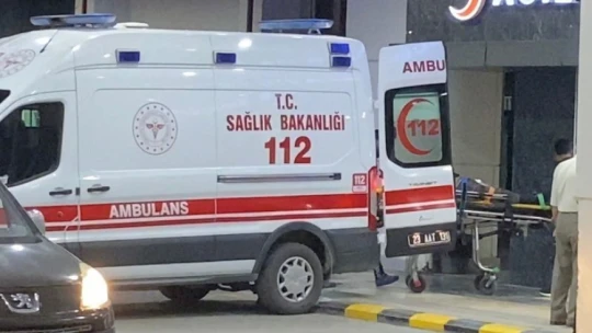 Virajı alamayan kamyon yan yattı: 5 yaralı