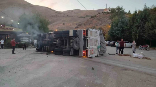 Virajı alamayan kamyon yan yattı: 5 yaralı