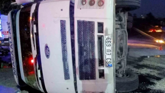 Virajı alamayan kamyon yan yattı: 5 yaralı