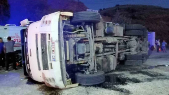 Virajı alamayan kamyon yan yattı: 5 yaralı