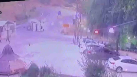 Virajı alamayan kamyonetin devrilme anı güvenlik kamerasında