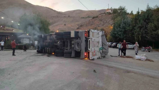Virajı alamayan kamyonetin devrilme anı güvenlik kamerasında