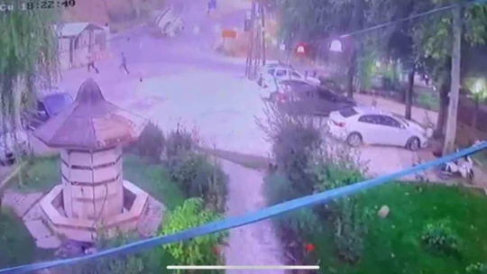 Virajı alamayan kamyonetin devrilme anı güvenlik kamerasında