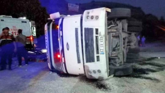 Virajı alamayan kamyonetin devrilme anı güvenlik kamerasında