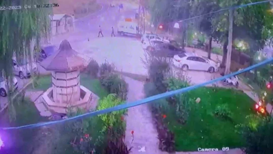 Virajı alamayan kamyonetin devrilme anı güvenlik kamerasında