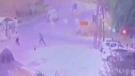 Virajı alamayan kamyonetin devrilme anı güvenlik kamerasında