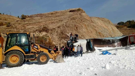 Virajı alamayan tuz yüklü tır devrildi: 1 yaralı