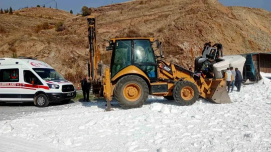 Virajı alamayan tuz yüklü tır devrildi: 1 yaralı