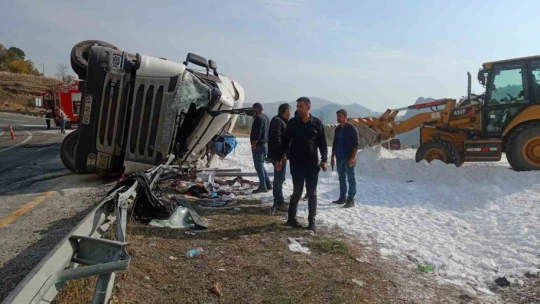 Virajı alamayan tuz yüklü tır devrildi: 1 yaralı