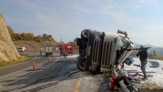 Virajı alamayan tuz yüklü tır devrildi: 1 yaralı