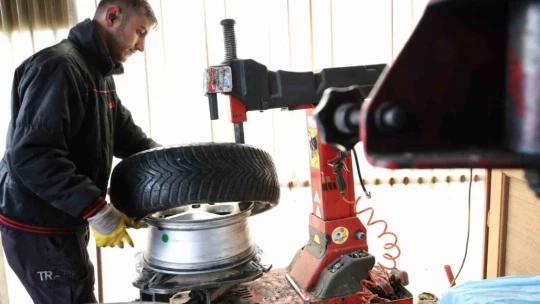 Yağış geldi, yasak başlamadan oto lastikçilerde yoğunluk başladı