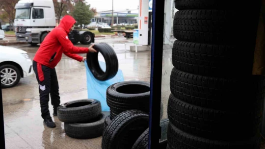Yağış geldi, yasak başlamadan oto lastikçilerde yoğunluk başladı