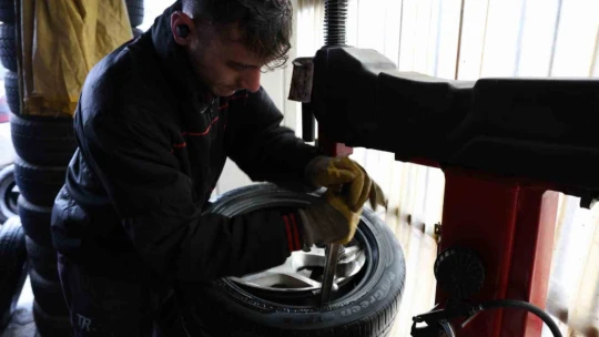 Yağış geldi, yasak başlamadan oto lastikçilerde yoğunluk başladı