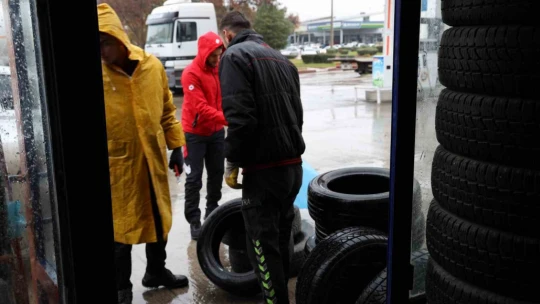 Yağış geldi, yasak başlamadan oto lastikçilerde yoğunluk başladı