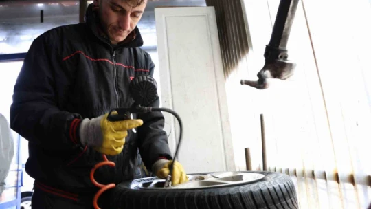 Yağış geldi, yasak başlamadan oto lastikçilerde yoğunluk başladı