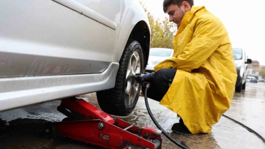 Yağış geldi, yasak başlamadan oto lastikçilerde yoğunluk başladı