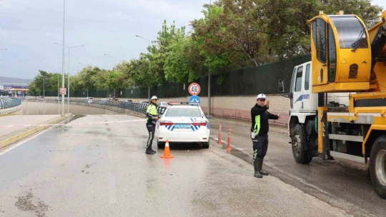 Yağmur alt geçidi suyla doldurdu, sürücüler güçlük çekti