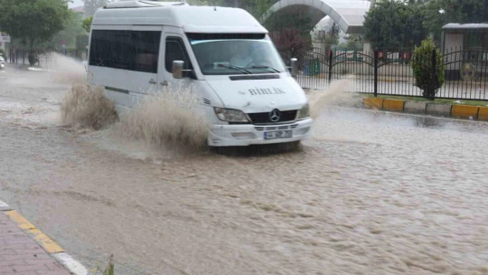 Yağmur alt geçidi suyla doldurdu, sürücüler güçlük çekti