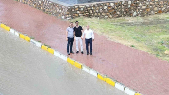 Yağmur alt geçidi suyla doldurdu, sürücüler güçlük çekti