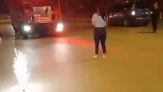 Yangın ihbarına giden itfaiyecilere 'meşaleli' sürpriz