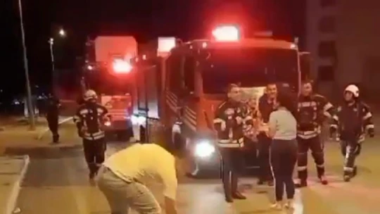 Yangın ihbarına giden itfaiyecilere 'meşaleli' sürpriz