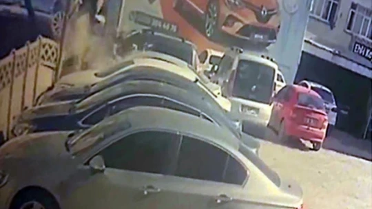 Yayaları önüne alıp duvara çarpmıştı: Kaza anı güvenlik kameralarına yansıdı