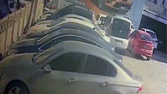 Yayaları önüne alıp duvara çarpmıştı: Kaza anı güvenlik kameralarına yansıdı