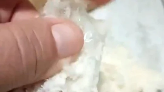 Yemek için aldı, içinden çıkanı görünce şikayete koştu