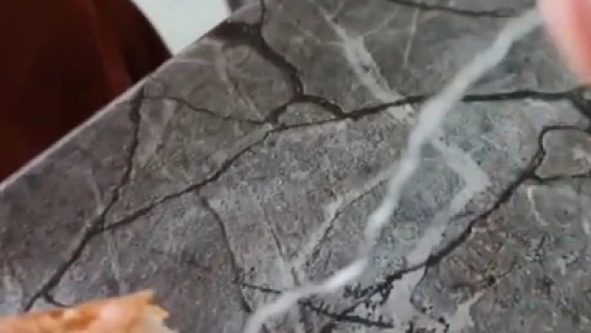 Yemek için aldıkları ekmeğin  içerisinden ip çıktı