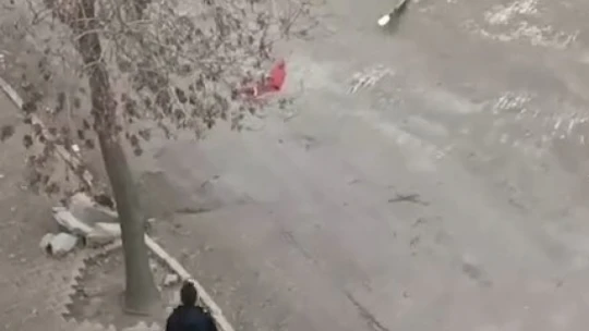 Yerdeki Türk bayrağını önce kaldırıp öptü, ardından yıkayıp balkona astı