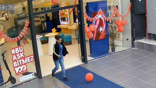 Yere düşen ay yıldızlı balonu kaldırarak öpen kadın o anları anlattı