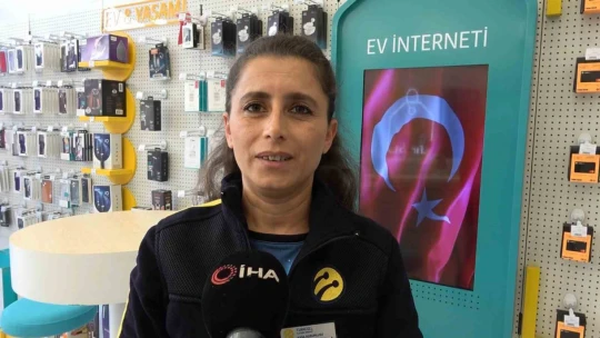 Yere düşen ay yıldızlı balonu kaldırarak öpen kadın o anları anlattı