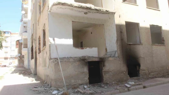 Yıkımı yapılmayan ve çevresinde önlem alınmayan ağır hasarlı binalar tehlike saçıyor
