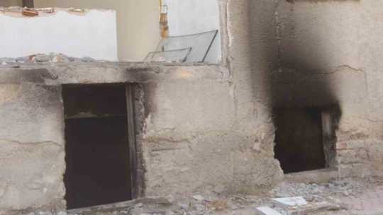 Yıkımı yapılmayan ve çevresinde önlem alınmayan ağır hasarlı binalar tehlike saçıyor