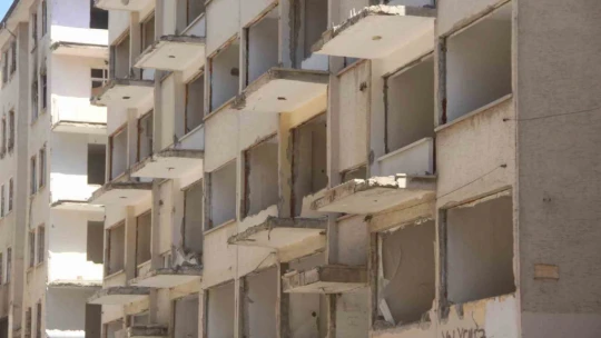 Yıkımı yapılmayan ve çevresinde önlem alınmayan ağır hasarlı binalar tehlike saçıyor