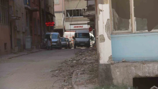 Yıkımı yapılmayan ve çevresinde önlem alınmayan ağır hasarlı binalar tehlike saçıyor