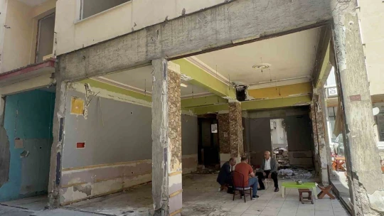Yıkımı yapılmayan ve çevresinde önlem alınmayan ağır hasarlı binalar tehlike saçıyor