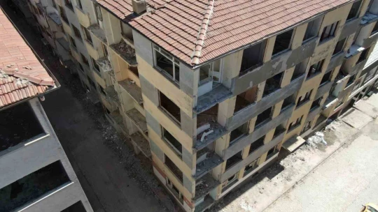 Yıkımı yapılmayan ve çevresinde önlem alınmayan ağır hasarlı binalar tehlike saçıyor