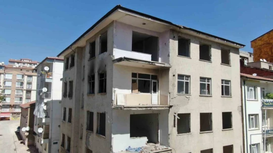 Yıkımı yapılmayan ve çevresinde önlem alınmayan ağır hasarlı binalar tehlike saçıyor