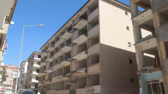 Yıkımı yapılmayan ve çevresinde önlem alınmayan ağır hasarlı binalar tehlike saçıyor