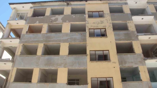 Yıkımı yapılmayan ve çevresinde önlem alınmayan ağır hasarlı binalar tehlike saçıyor