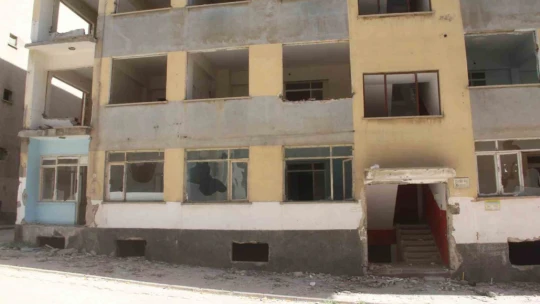 Yıkımı yapılmayan ve çevresinde önlem alınmayan ağır hasarlı binalar tehlike saçıyor