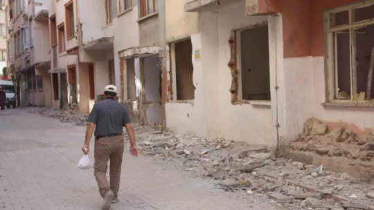 Yıkımı yapılmayan ve çevresinde önlem alınmayan ağır hasarlı binalar tehlike saçıyor