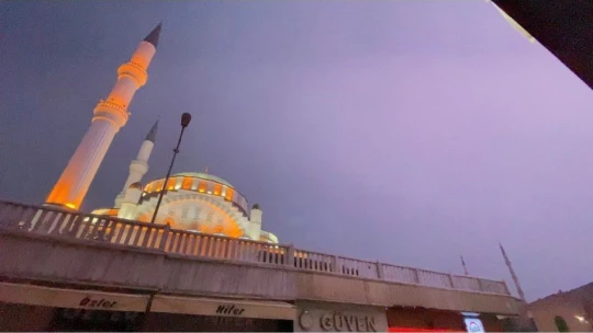 Yıldırım düşme anı araç kamerasına yansıdı