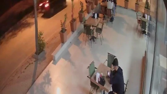 Yola fırlayan kedi arabanın altında kaldı, o anlar kameraya yansıdı