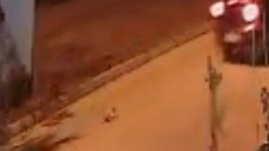 Yola fırlayan kedi arabanın altında kaldı, o anlar kameraya yansıdı