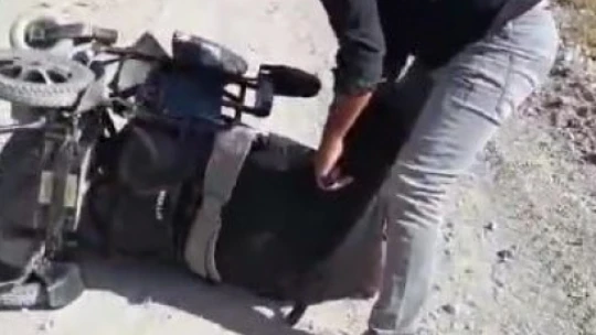 Yolda elektrikli sandalyesi devrildi, yardımına vatandaşlar koştu