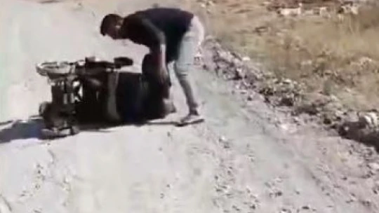 Yolda elektrikli sandalyesi devrildi, yardımına vatandaşlar koştu