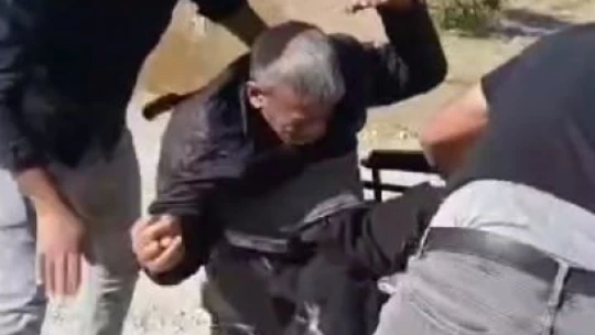 Yolda elektrikli sandalyesi devrildi, yardımına vatandaşlar koştu